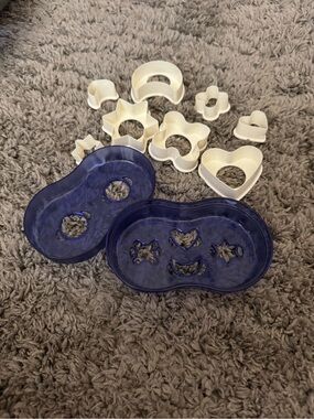 Tupperware Cookie Cutter & Storage Case Set!